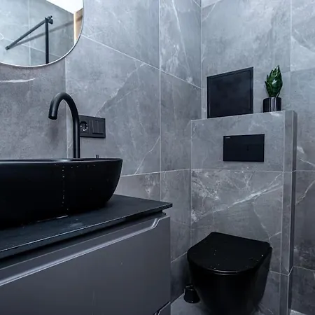 Spacious 1 Flat Near Public Transportation *