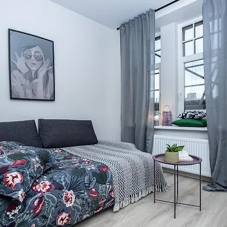 Spacious 1 Flat Near Public Transportation *